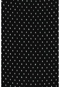 Czarna tkanina z jednolitym wzorem małych białych kropek. Tekstura wydaje się gładka z lekkim naciągiem.