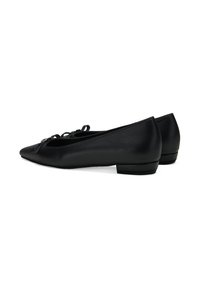 Schwarze flache Schuhe aus glattem Leder, mit spitzem Fuß, minimalem Absatz und dekorativem Schleifen-Detail an der Vorderseite.