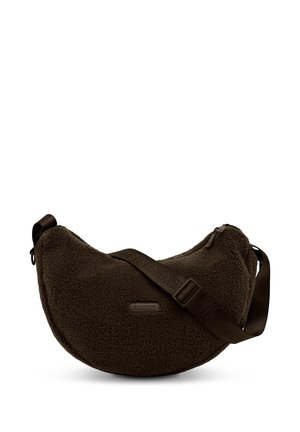 Borsa a tracolla marrone scuro a forma di mezzaluna con texture in pile e tracolla regolabile, con logo "Expatrie" al centro davanti.
