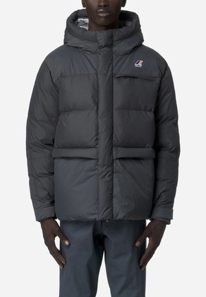 Giacca grigia imbottita con cappuccio, dotata di tasca sul petto con zip e chiusura frontale con bottoni. Texture liscia con una finitura lucida.