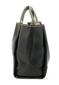Zwarte leren tote bag met een gestructureerd oppervlak, groene leren handvatten, gouden hardware accenten en contrasterende stiksels langs de opening.
