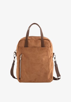 Sac à dos en suédine beige avec fermeture éclair, deux poignées supérieures et une bandoulière réglable marron. Dispose d'une poche frontale zippée et d'une texture lisse.