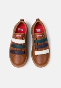 Braune Lederschuhe mit drei elastischen Bändern in Grün, Marineblau und Weiß. Sie verfügen über ein rotes Innenfutter und den Text "TWIN" auf den Einlegesohlen.