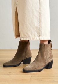 LUNA - Klasični gležnjarji - mid brown