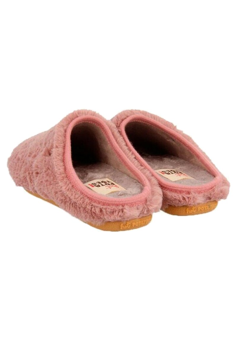 Chaussons roses en peluche avec un extérieur doux, une doublure intérieure agréable, une semelle flexible et un détail de marque notable au bas.