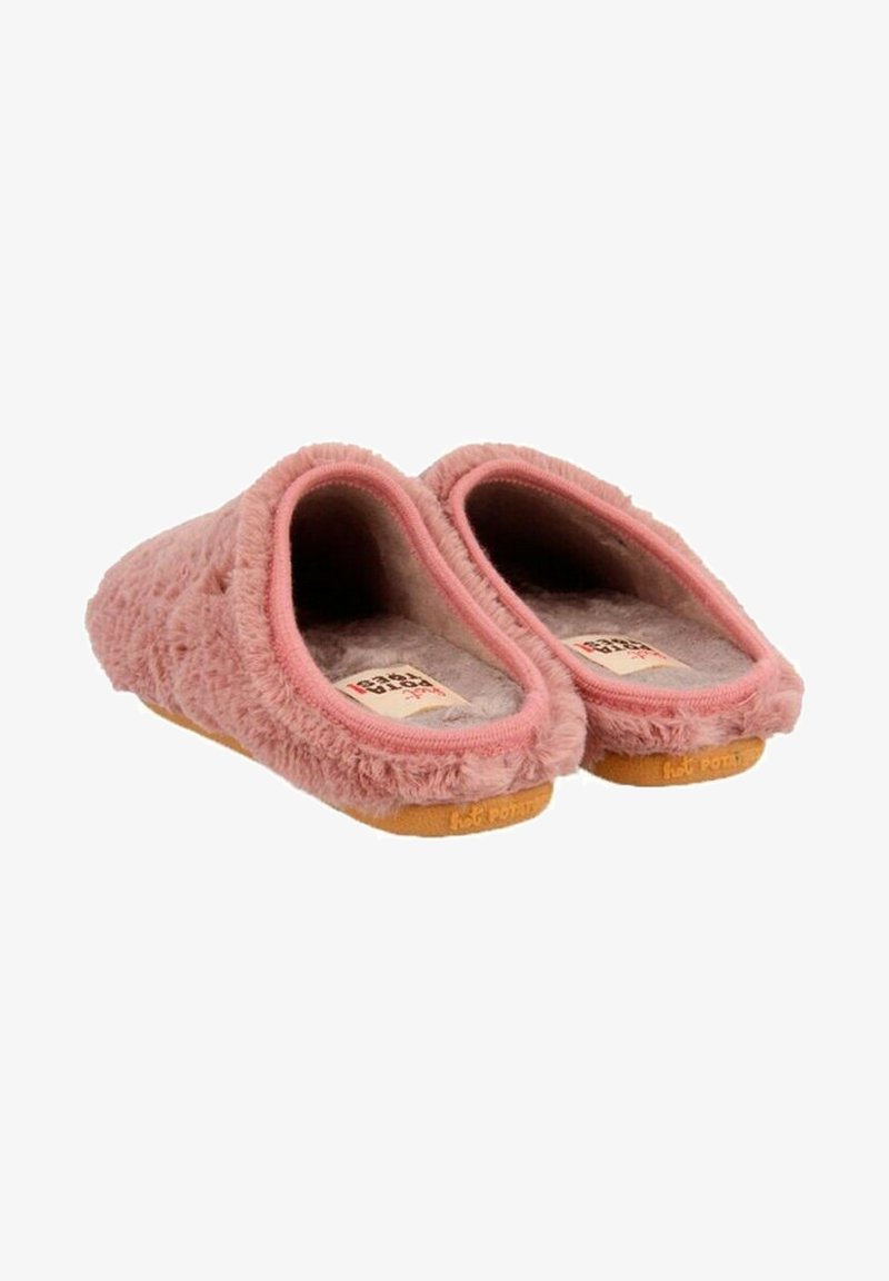 Chaussons roses en peluche avec un extérieur doux, une doublure intérieure agréable, une semelle flexible et un détail de marque notable au bas.