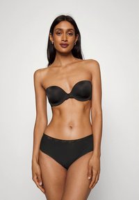 Svart axelbandslös behå och högmidjade trosor i mjukt, matt tyg med spetsdetaljer på midjebandet.