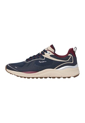 Chaussure de sport bleu marine et beige avec empeigne en mesh, accents rouges, semelle en caoutchouc, design incurvé et finition texturée, avec logo de la marque sur le côté.