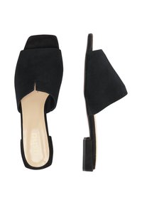 Sorte suede slip-on sko med åben tå og bred overdel. Flad hæl med en diskret tekstur. Minimalistisk design uden yderligere detaljer.