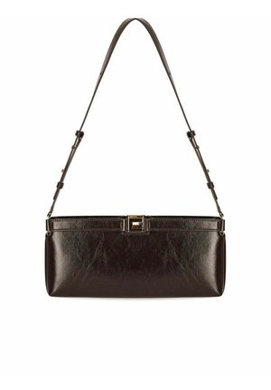 Borsa a tracolla rettangolare in pelle marrone scuro con tracolla regolabile e fibbia rettangolare color oro sul davanti.