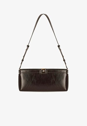 Borsa a tracolla rettangolare in pelle marrone scuro con tracolla regolabile e fibbia rettangolare color oro sul davanti.