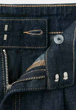 Ceinture de jean en denim bleu foncé avec fermeture éclair métallique ouverte, bouton et double crochet métallique avec détail de couture pour boutonnière.