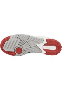 Podeszwa butów New Balance z białym i czerwonym gumowym wzorem, teksturowanym wzorem oraz wyraźnymi bieżnikami dla lepszej przyczepności i wsparcia.