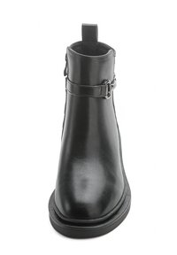 Stivaletto nero con una superficie in pelle liscia, punta rotonda, suola spessa e una fascia decorativa con una fibbia sul lato.