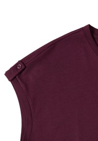 Haut sans manches violet foncé avec un détail patte de boutonnage à l'épaule et un col rond.