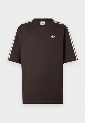 Καφέ βαμβακερό t-shirt με κοντά μανίκια, που διαθέτει λευκές ρίγες στους ώμους και ένα μικρό λευκό λογότυπο στο στήθος.