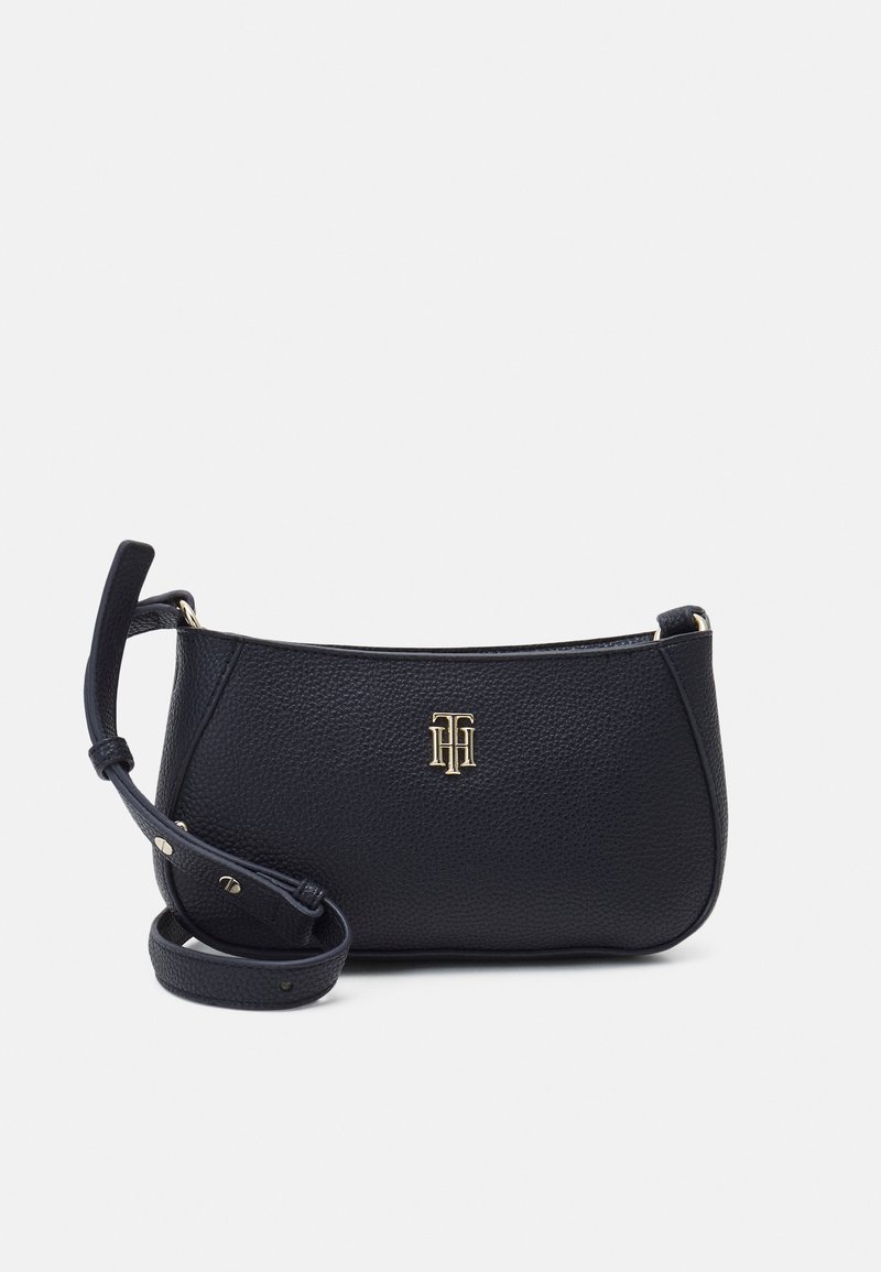 Borsa a tracolla in pelle blu navy con finitura testurizzata, ferrature dorate e tracolla regolabile. Presenta un logo sul davanti e una silhouette strutturata.