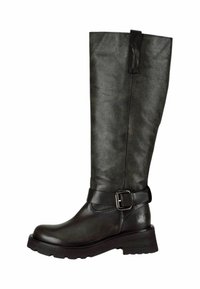 Botte noire en cuir montante avec une finition texturée, sangle à boucle ajustable, et une semelle épaisse et robuste pour une meilleure adhérence.