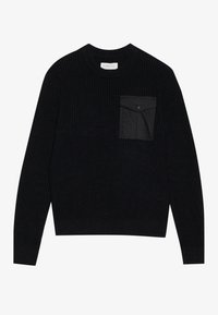 Pull noir côtelé avec un col rond et des manches longues. Présente un tissu texturé et une poche avant avec un bouton pression.