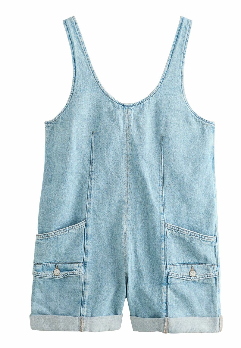Denim kombinezon svijetlo plave boje, s okruglim izrezom, podesivim naramenicama, dva bočna džepa i uvrnutim rubovima. Glatka tekstura, ležeran dizajn.
