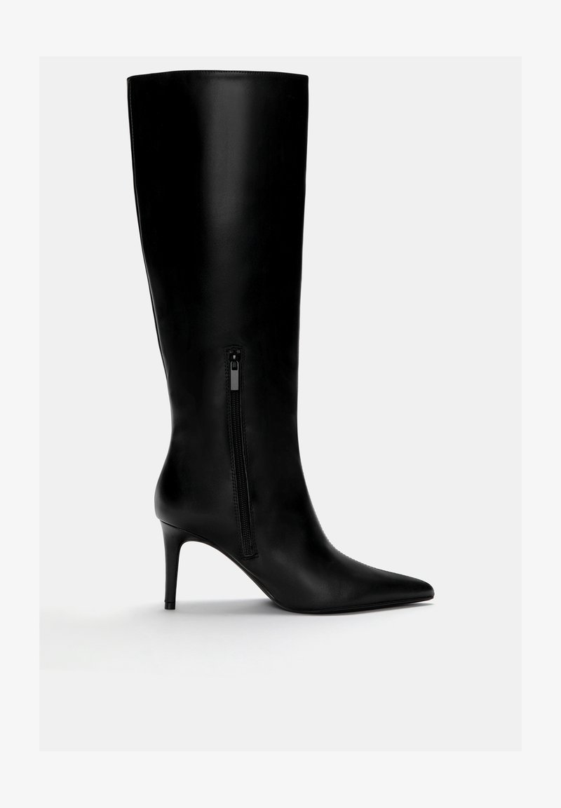 Sorte læder knæhøje støvler med spidse tæer, stiletto hæl og lynlåsdetalje i siden. Glat tekstur, elegant design og tætsiddende form.