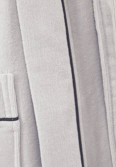 Απαλό γκρι μπουρνούζι από πετσέτα terry με ζώνη και πλαϊνή τσέπη, διακοσμημένο με σκούρο περίγραμμα.