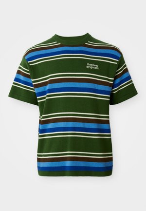 T-shirt a righe verdi con strisce orizzontali blu, marroni e bianche. Maniche corte e colletto a girocollo. Logo del marchio sul davanti.