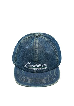 Casquette de baseball en denim bleu avec texte brodé blanc "Quart-temps Respect Effort Victoire" sur le panneau avant et surpiqûres jaunes sur la visière.