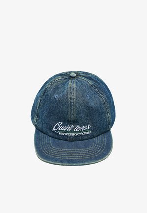 Casquette de baseball en denim bleu avec texte brodé blanc "Quart-temps Respect Effort Victoire" sur le panneau avant et surpiqûres jaunes sur la visière.