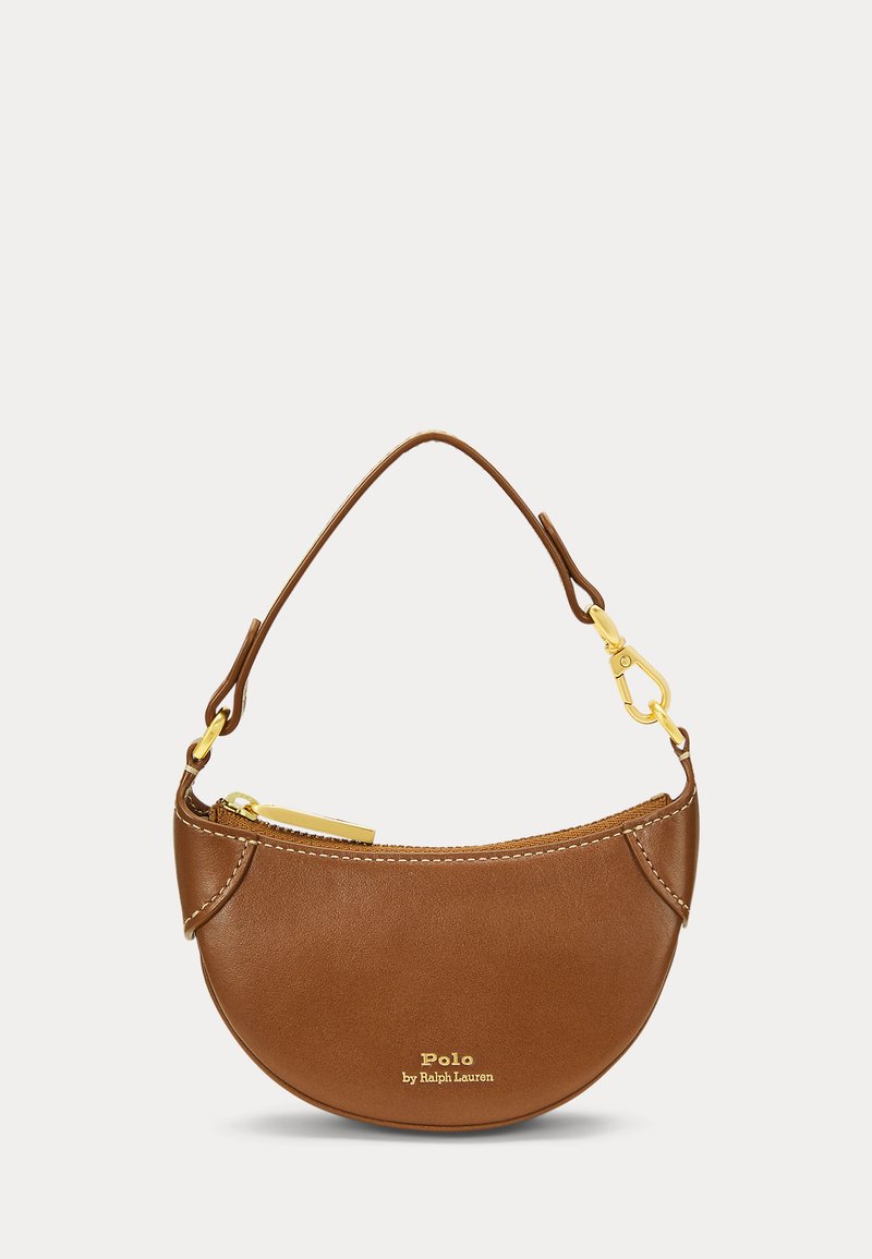 Bruine leren handtas in halvemaanvorm met gouden rits, afneembare riem en "Polo by Ralph Lauren" logo in gouden letters aan de voorkant.