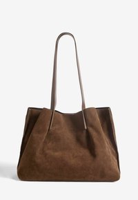 Barna velúr tote táska két barna bőr fogantyúval, téglalap alakú, puha tapintású és nyitott tetejű kialakítással.