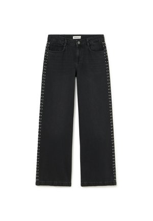 Jeans anchos negros con tachuelas plateadas que corren verticalmente a lo largo de las costuras exteriores y en los bolsillos delanteros, con cierre de botón y cremallera.