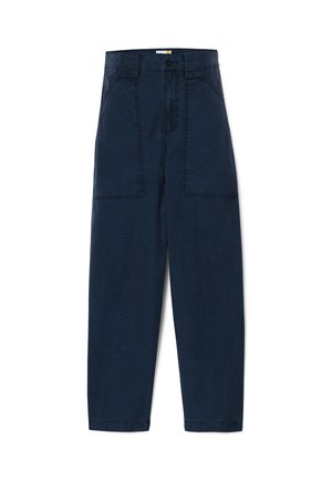Diepblauwe, hoge taille broek met een rechte pasvorm, voorzien van twee grote voorkruiken en een subtiele textuurstof. Eenvoudige knoopsluiting.