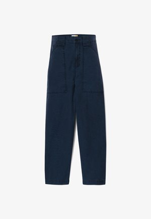 Marineblaue, hochtaillierte Hose mit geradem Schnitt, ausgestattet mit zwei großen Fronttaschen und einem dezenten strukturierten Stoff. Einfacher Knopfverschluss.