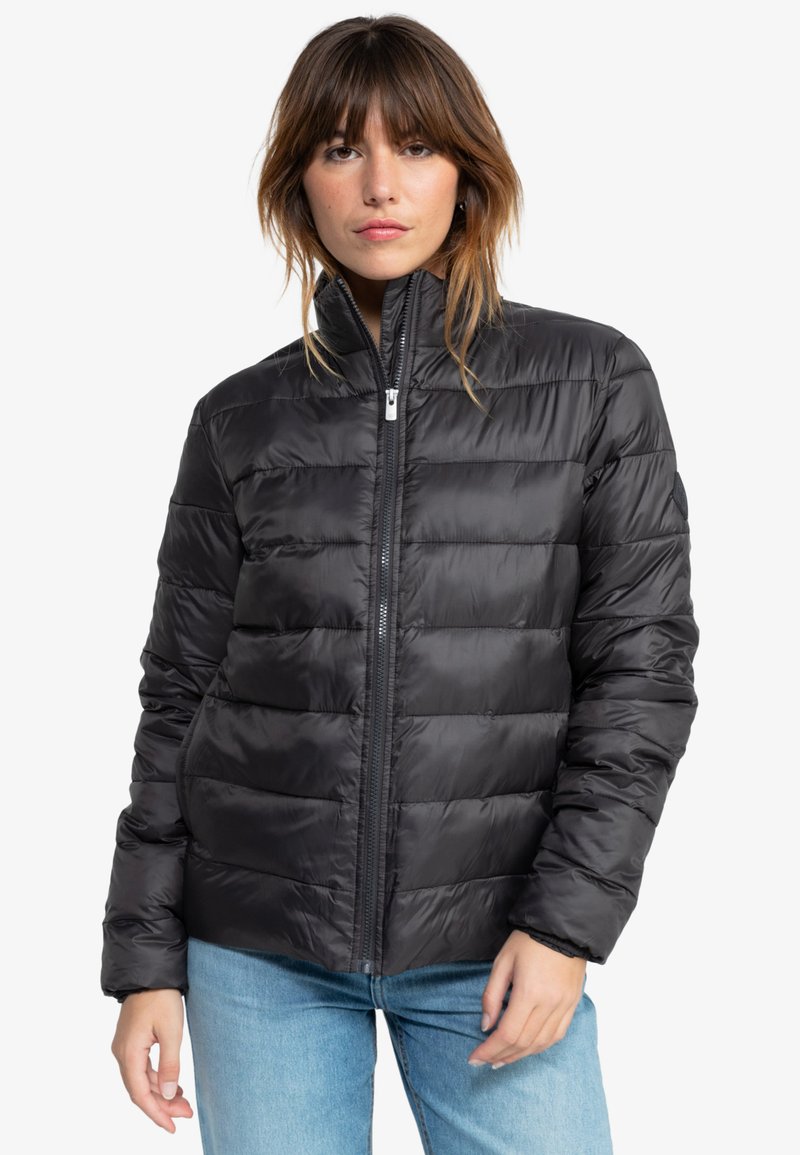 Sort puffer-jakke med lynlås foran, quiltet design og høj krave. Har en glat tekstur og elastiske manchetter.