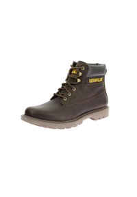 Bota de senderismo de cuero marrón con punta redonda, cuello acolchado y suela de goma. Presenta la marca "Caterpillar" en amarillo y ojales metálicos para los cordones.