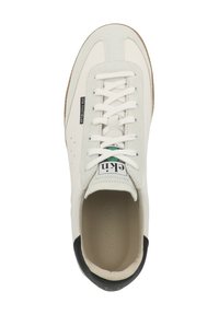 Sneaker bianco con tomaia in pelle liscia, coprischiena nera e lacci piatti. Caratterizzato da una suola in gomma e un logo verde sulla linguetta.