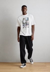 Scotch & Soda JOE JONAS WASHED PHOTO PRINT - Apdrukāts T-krekls - white pastel