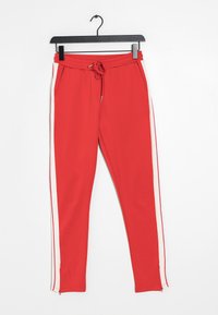 Rode sweatpants met een elastische tailleband en koord, voorzien van witte zijkanten en twee zakken aan de voorkant. Gladde textuur.