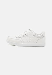 Sneaker bianco con esterno in pelle liscia, punta rotonda, dettagli perforati e accenti testurizzati sul tallone e sui lati.