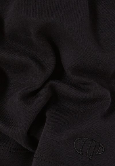 Tissu noir avec une texture lisse, présentant de légères rides et un logo brodé de la même couleur dans le coin inférieur droit.