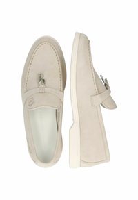 Mocassini in pelle beige con design cucito, hardware minimale e suola in gomma bianca. Presentano una fascia decorativa e un dettaglio con logo.