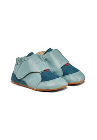 Zapatos de cuero azul claros con acentos en verde azulado, forro de tela suave, punta redondeada, correa ajustable y diseño de conejito en relieve en la parte delantera.