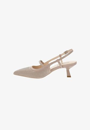 Décolleté slingback beige con punta appuntita, piccoli borchie argento sulla parte anteriore e tacco basso kitten, progettata per l'abbigliamento formale femminile.