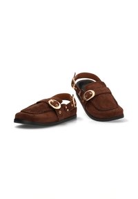 Zapatos slingback de ante marrón con punta redondeada, herrajes decorativos en dorado y costuras en contraste. Suela plana negra y diseño de talón abierto.