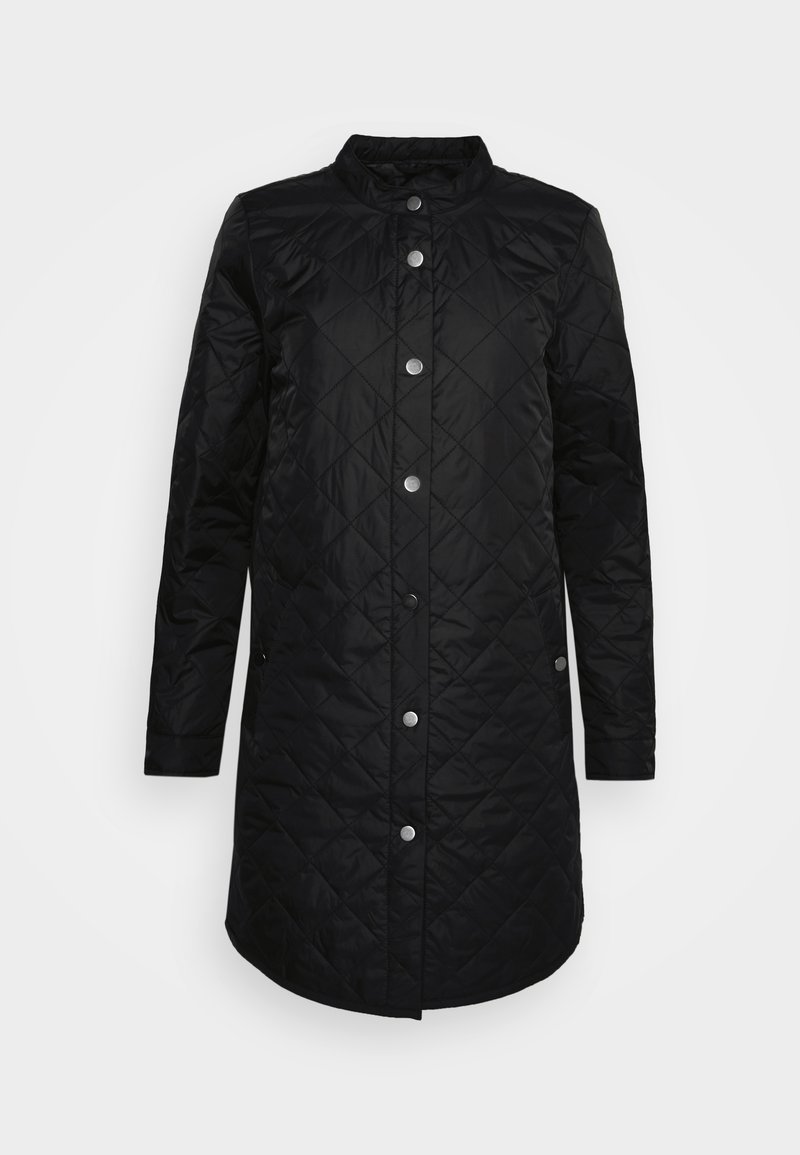 Long manteau matelassé noir avec boutons-pression sur le devant et col montant, présenté sur un fond clair uni.
