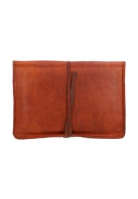 Hnědý kožený portfolio s hladkým povrchem, obdélníkovým tvarem a jedním uzavíracím popruhem uprostřed. Čisté hrany a minimalistický design.