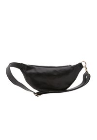 Marsupio in pelle nera con forma curvata, tracolla regolabile e chiusura metallica. Texture liscia e design minimalista senza motivi.