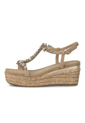 Beige Keilsandale mit geflochtener Jute-Plateau-Sohle, Knöchelriemen und dekorativen Kristallverzierungen am T-Riemen.