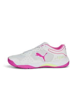 Zapatilla deportiva blanca con acentos en rosa; parte superior de malla, suela texturizada y un sutil detalle de logo. Presenta un vibrante talón y suela rosa.